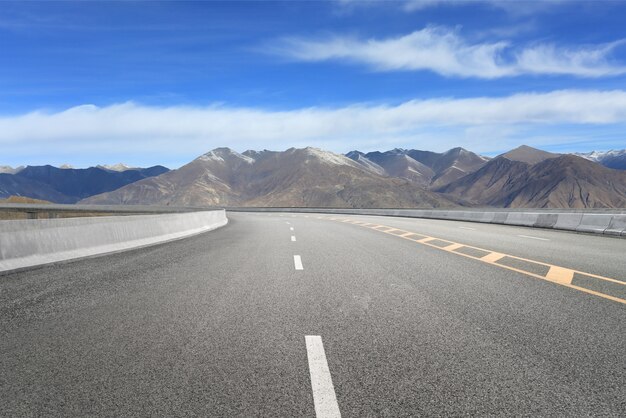 Photo empty highways and distant mountains