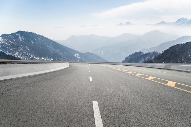 空の高速道路と遠くの山々