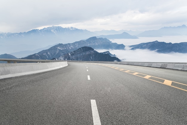 空の高速道路と遠くの山々