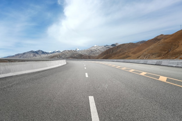 空の高速道路と遠くの山々