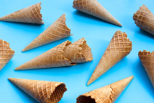 Photo empty ice cream cone on blue background