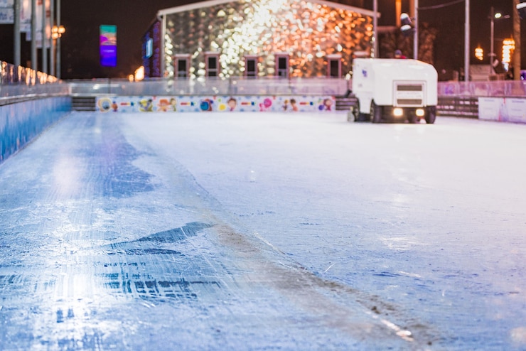 Photo empty ice rink, hockey and skating arena outdoors the ice harvester.
