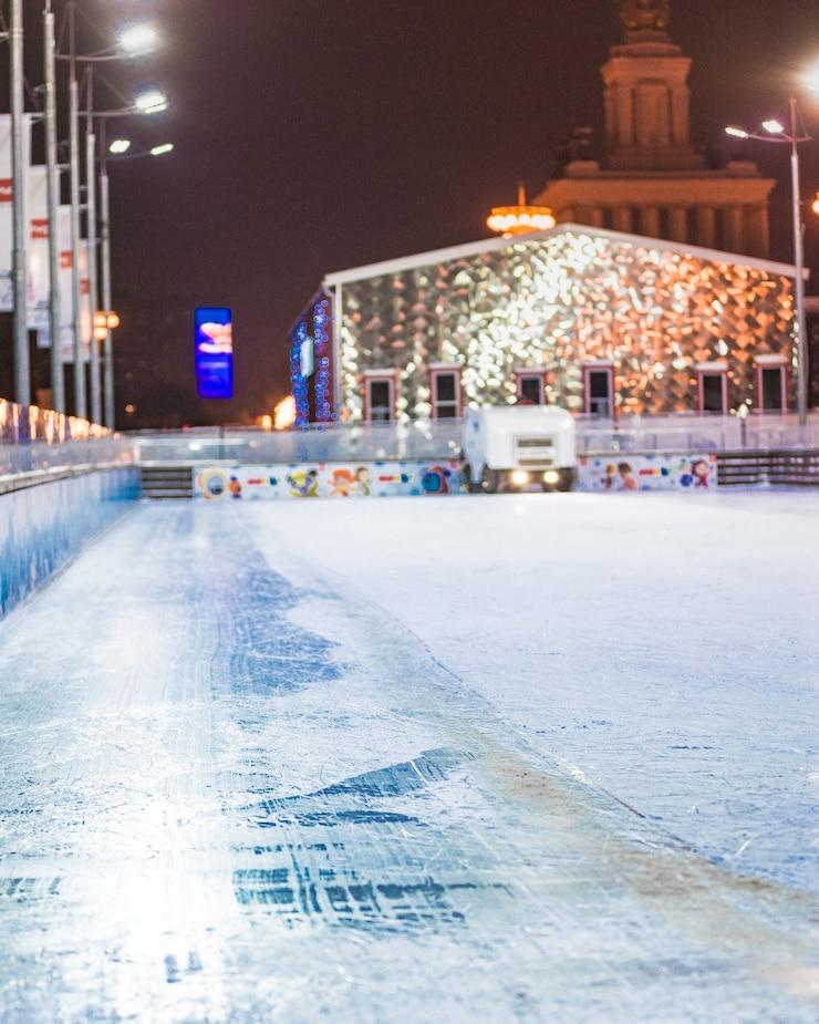 Photo empty ice rink, hockey and skating arena outdoors the ice harvester.