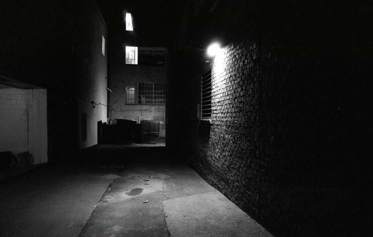 Photo empty illuminated alley at night