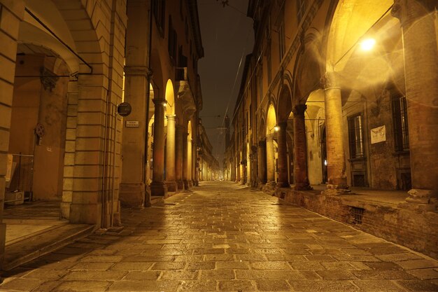 Photo empty illuminated street at night