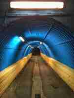 Photo empty illuminated subway tunnel