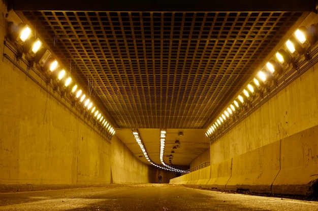 Photo empty illuminated tunnel