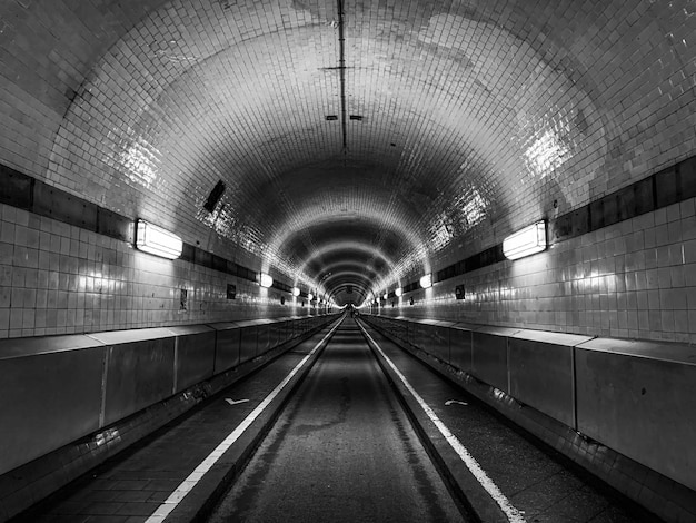 写真 空の照明付きのトンネル