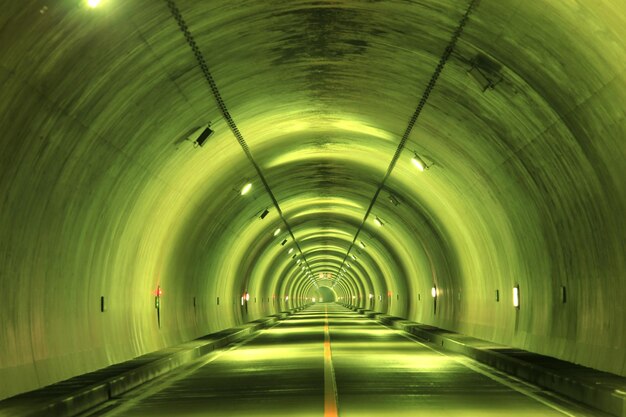 写真 空の照明付きのトンネル