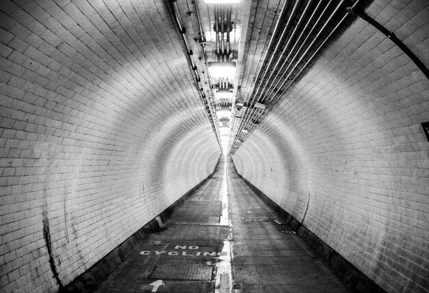 Foto tunnel illuminato vuoto