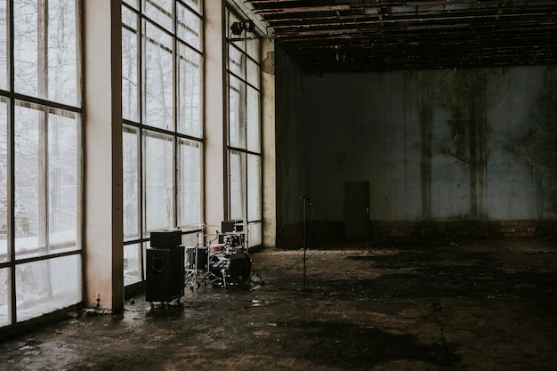 Installazione di un edificio industriale vuoto per una ripresa di un video musicale