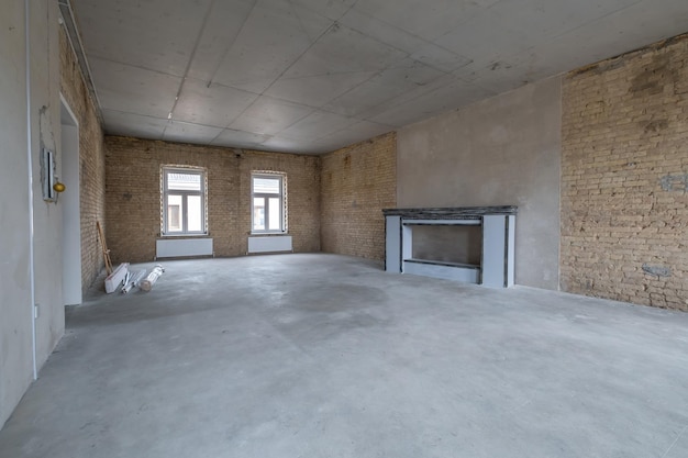 Пустой интерьер в доме без ремонта с белыми стенами из силикатного кирпича