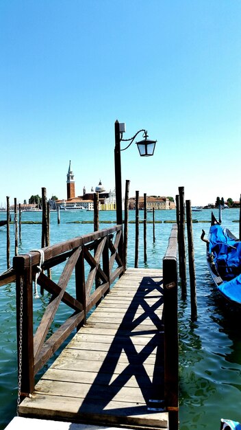 Foto il molo vuoto che porta al calmo mare blu