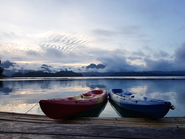Foto kayak vuoto nel lago per i viaggi