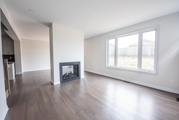 Photo empty living room with fire place unfurnished brand new house or apartment