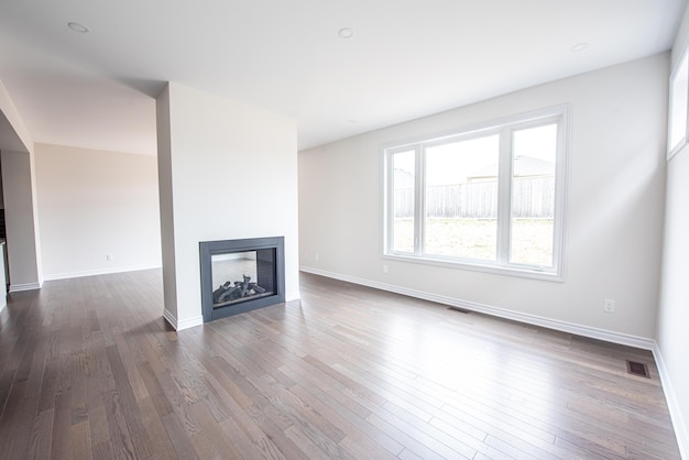 Photo empty living room with fire place unfurnished brand new house or apartment