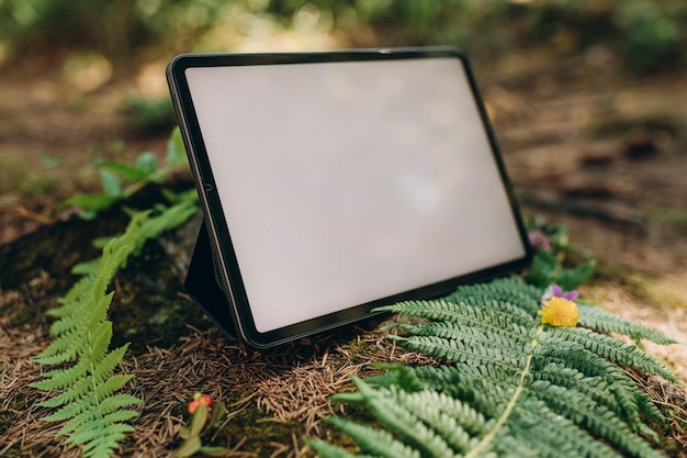 森の中の自然の背景に空の携帯電話のモックアップ