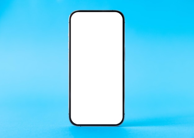 Пустой экран мобильного телефона на голубом фоне