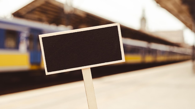 写真 空のモックアップ テンプレート機関車と多重背景鉄道駅に対して黒板ラベル広告エコ輸送コンセプト環境に優しい輸送モードテキストのコピー スペース