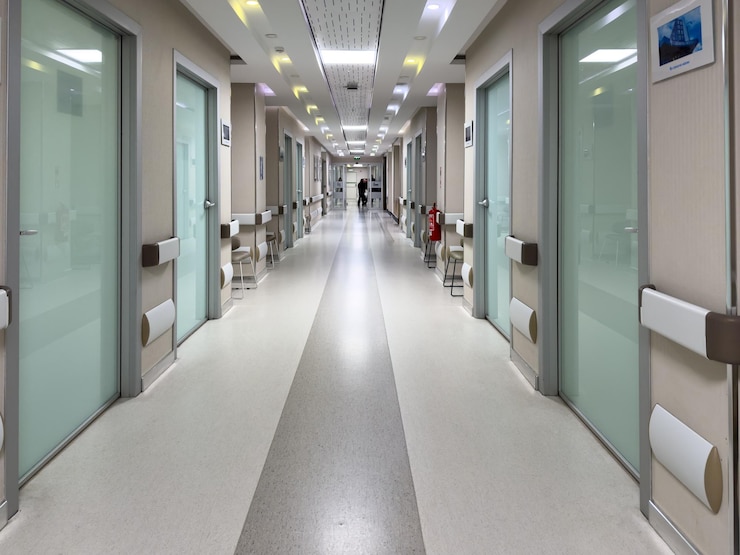 Photo empty modern hospital corridor clinic hallway interior background with white healthcare services