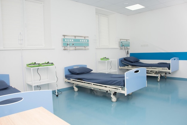 Foto stanza d'ospedale moderna vuota per diversi pazienti attrezzature mediche moderne nell'unità di terapia intensiva