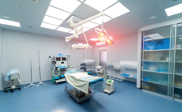 외과 클리닉의 빈 현대적인 수술실. 무균 수술 병동을 청소하십시오.