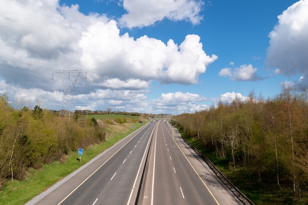 Photo empty motorway and cloudy sky in sunny day