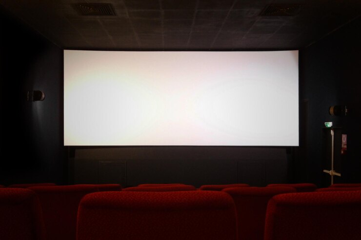 空白の画面を持つ空の映画館