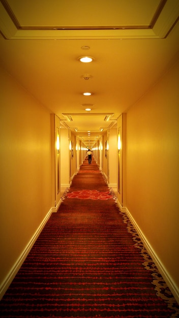 Foto corridoio stretto vuoto lungo le pareti