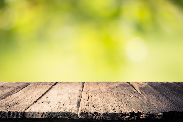 Foto svuoti la vecchia tavola di legno con sfondo naturale, lo spazio libero per la modifica del prodotto