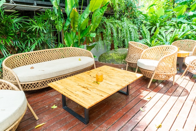 Foto tavolo da giardino esterno vuoto e sedia con cuscini
