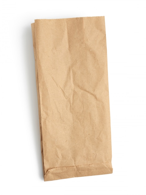Borsa eliminabile di carta vuota della carta kraft marrone isolata su fondo bianco, concetto di rifiuto dell'imballaggio di plastica