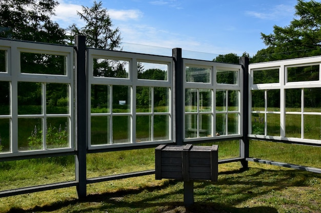 空の公園のベンチが空に向かって広がっている