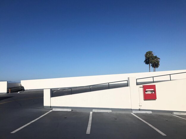 写真 澄んだ青い空に照らされた空の駐車場
