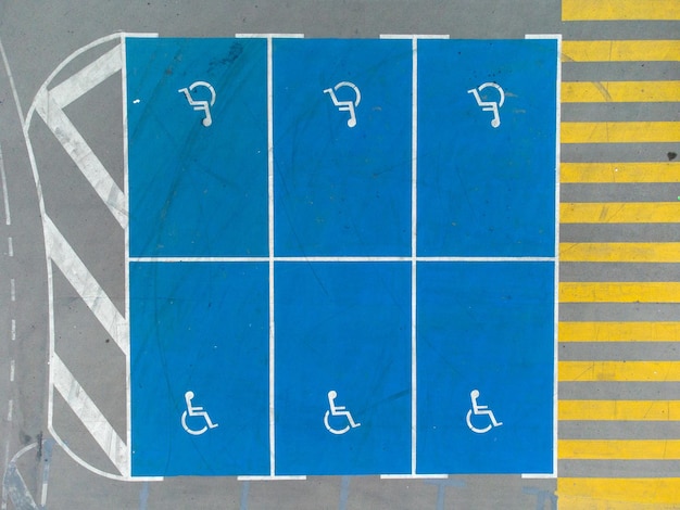 障害者の空撮用の車のスペースがある空の駐車場