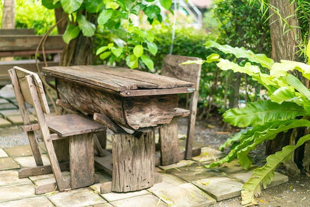 정원에서 빈 안뜰 테이블 세트 장식