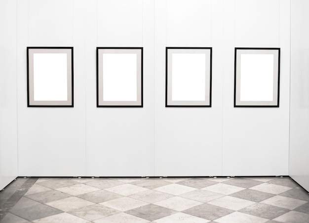 Пустые рамы для картин на стене в художественной галерее