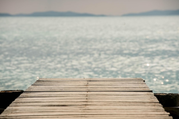 写真 空の埠頭は空に向かって海を眺めている