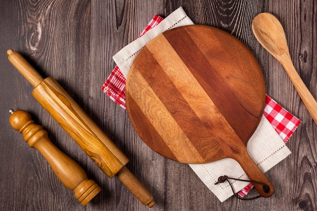 Tagliere vuoto per pizza su tavola in legno rustico vista dall'alto image