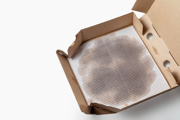 복사 공간이 있는 흰색 배경에 빈 피자 상자 골판지 피자 상자 열기