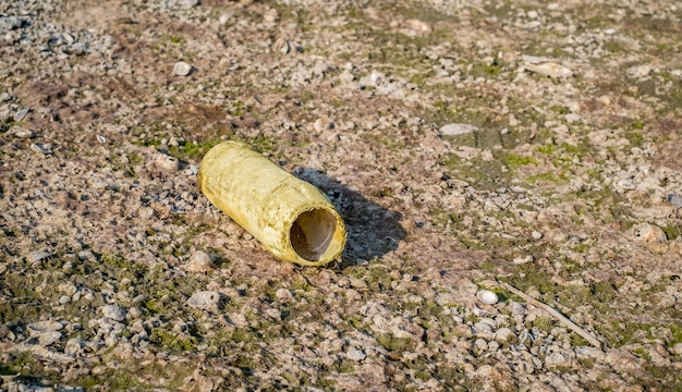 Foto bottiglia di plastica vuota abbandonata sulla spiaggia