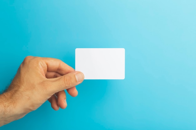 色付きの背景idまたはクレジットマネーカードで手に空のプラスチックカードは、高品質の写真を分離します