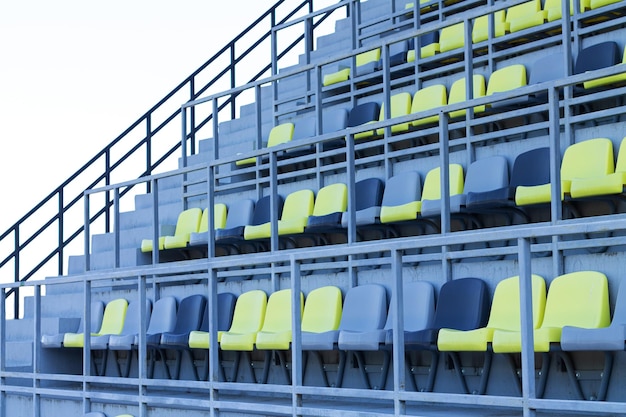 スタジアムの背景に空のプラスチックシートまたは椅子