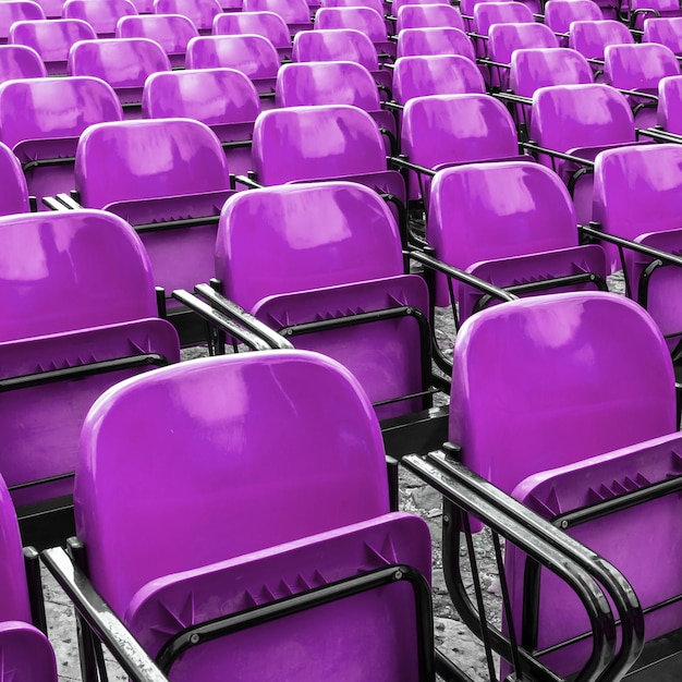 Photo empty plastic violet chairs
