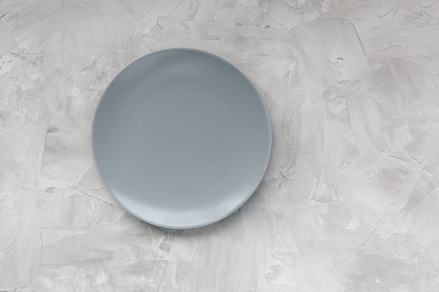 Photo empty plate on gray background