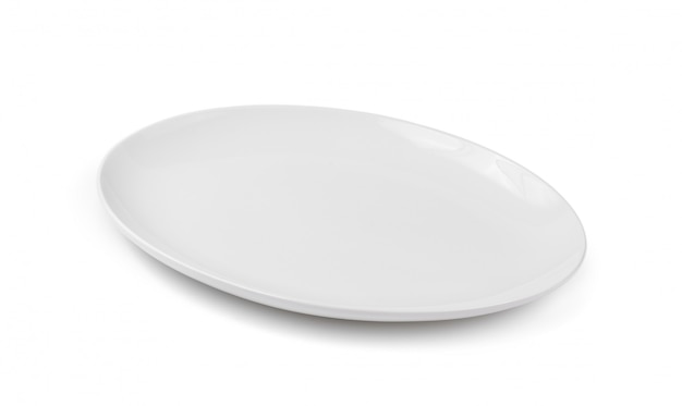 Пустая тарелка, изолированная на белом