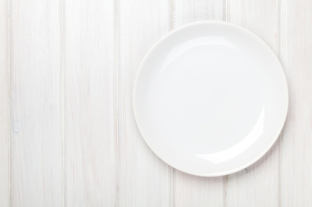 Photo empty plate over white wooden table