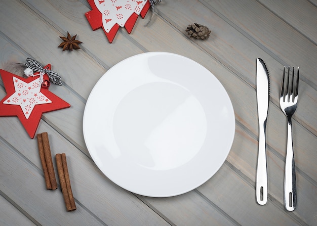 Пустая тарелка с рождественскими и новогодними украшениями для праздничного меню.