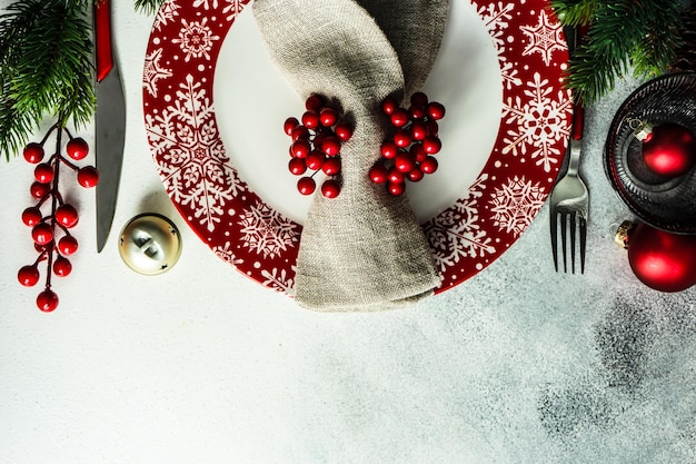Foto piatto vuoto con decorazione festiva e posate su tavola per la cena di natale