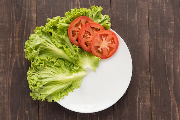 写真 トマトと野菜の食べ物を待っている空のプレート。